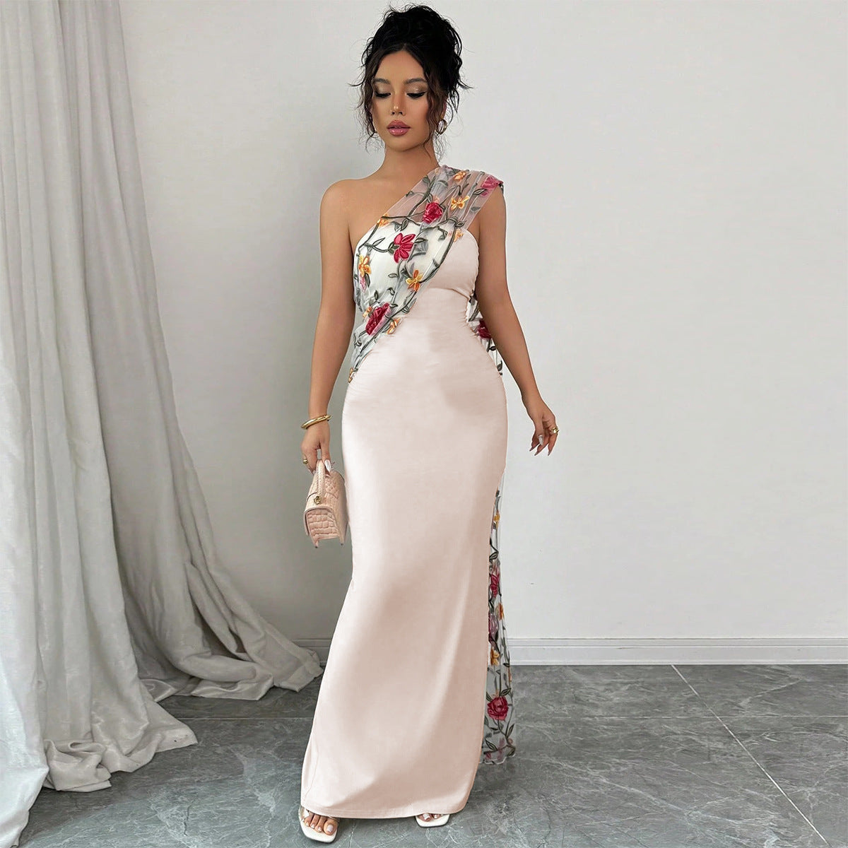 Getailleerde rugloze strapless jurk met contrasterende details voor dames