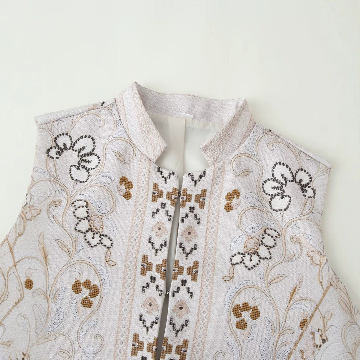 Printed long sleeved stand up collar jacket