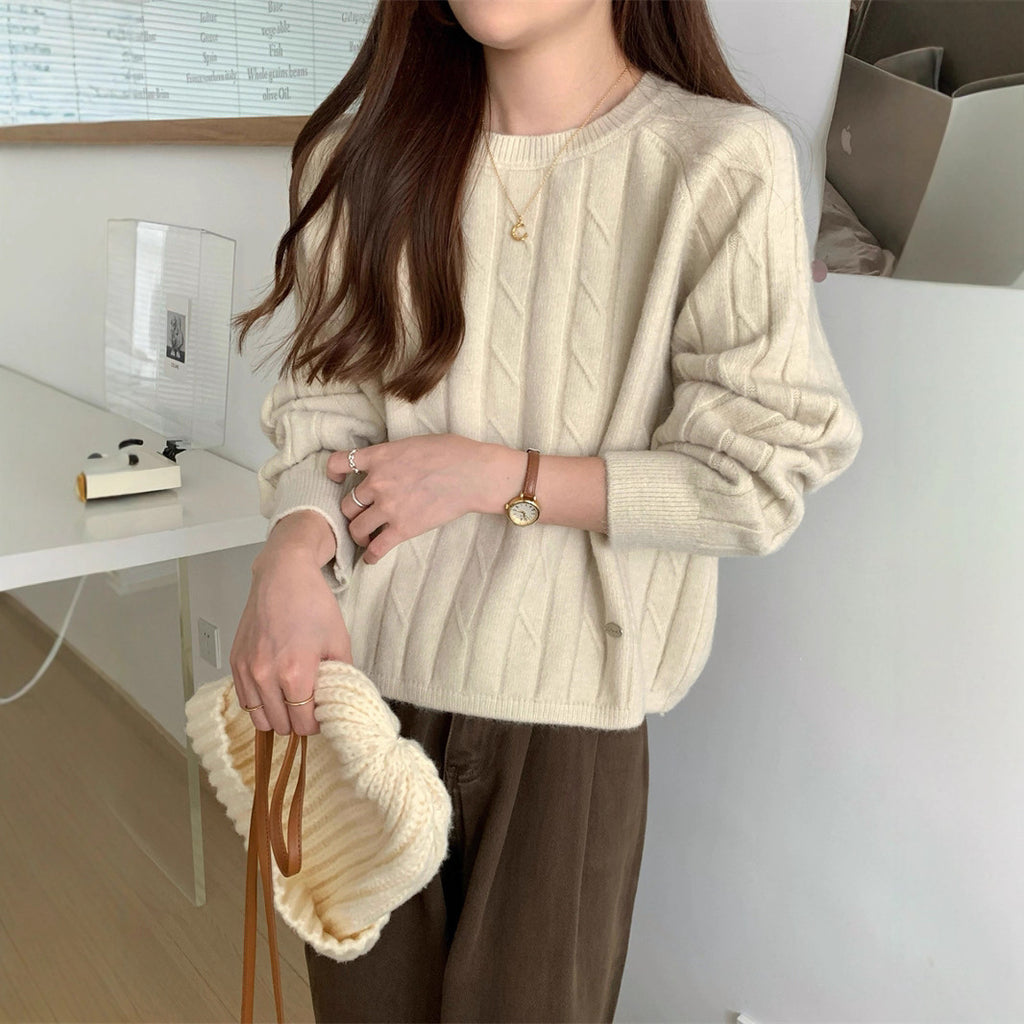 Round neck long sleeved knitted sweater for women in autumn and winter