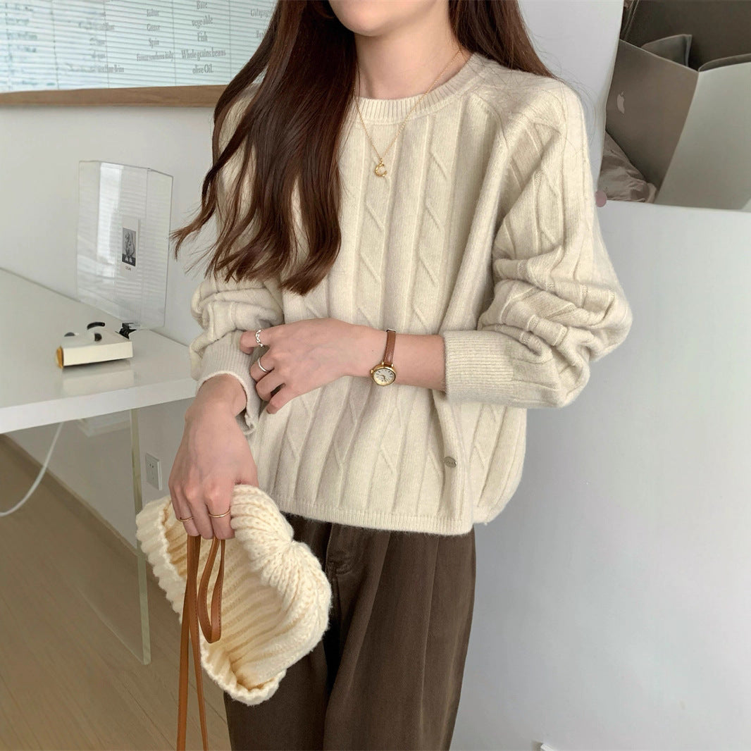 Round neck long sleeved knitted sweater for women in autumn and winter