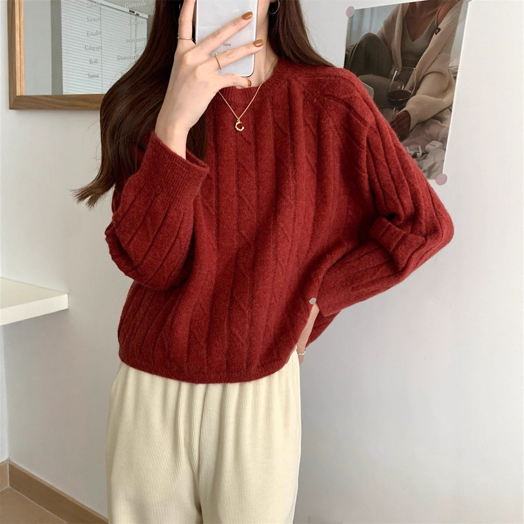 Round neck long sleeved knitted sweater for women in autumn and winter