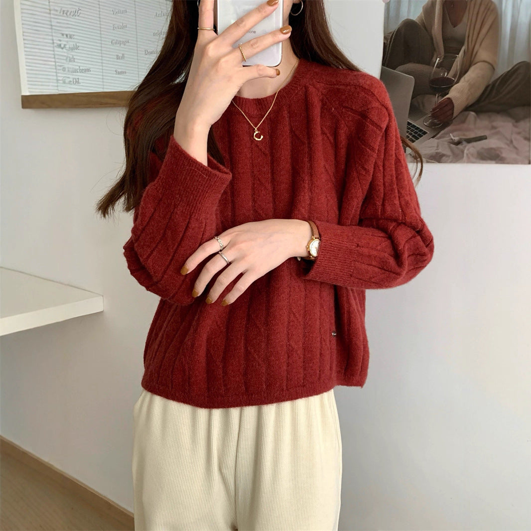 Round neck long sleeved knitted sweater for women in autumn and winter